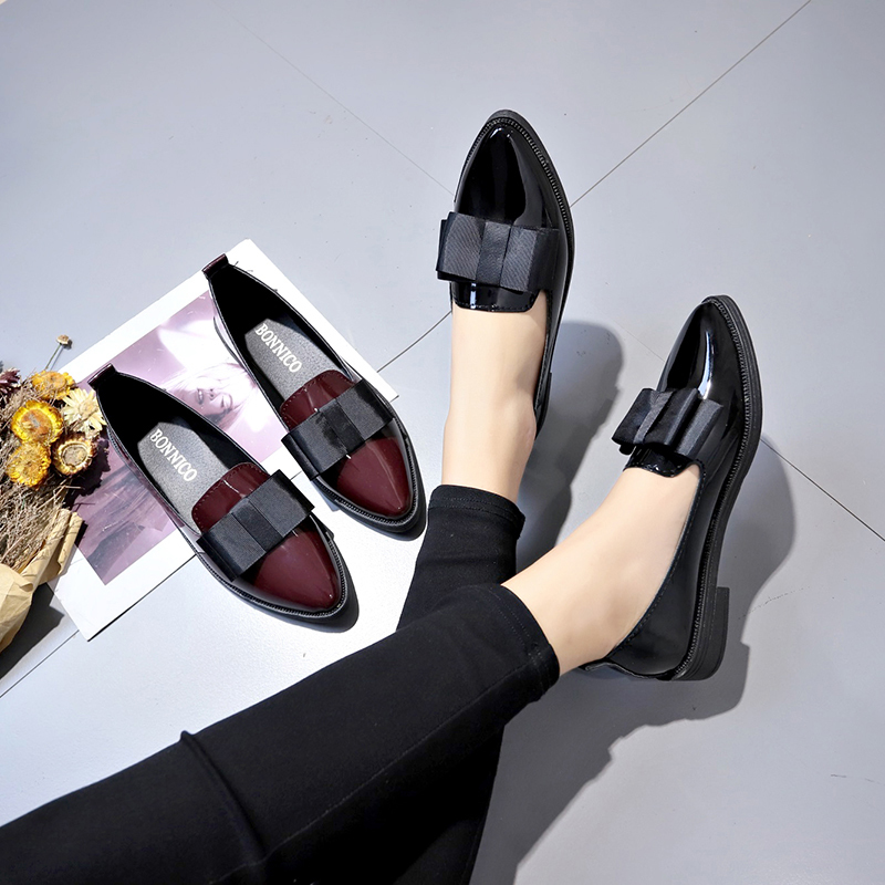 أحذية مسطحة سوداء/حمراء داكنة  - مراجعة Leather Work Heels وسعره